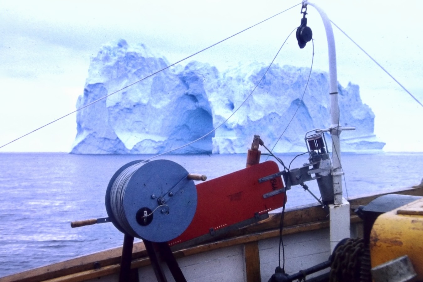 Foto viser en profilmåler monteret på KIVIOQ til Statens måleprogram 1975
