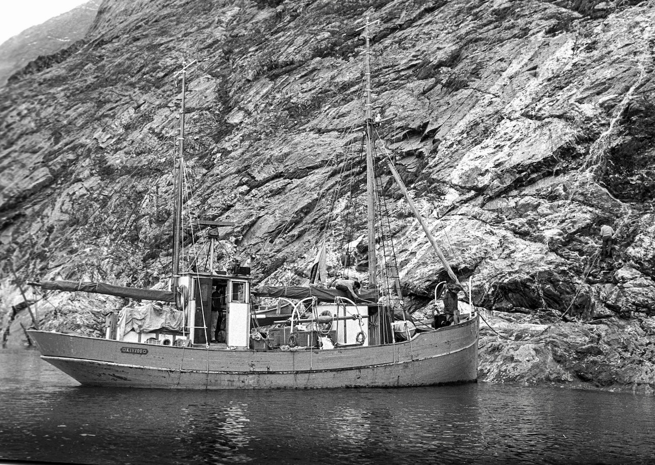 KIVIOQ tanker vand ved Kapisillit i Godthåb Fjord 1972. Foto: Jon Olsen
