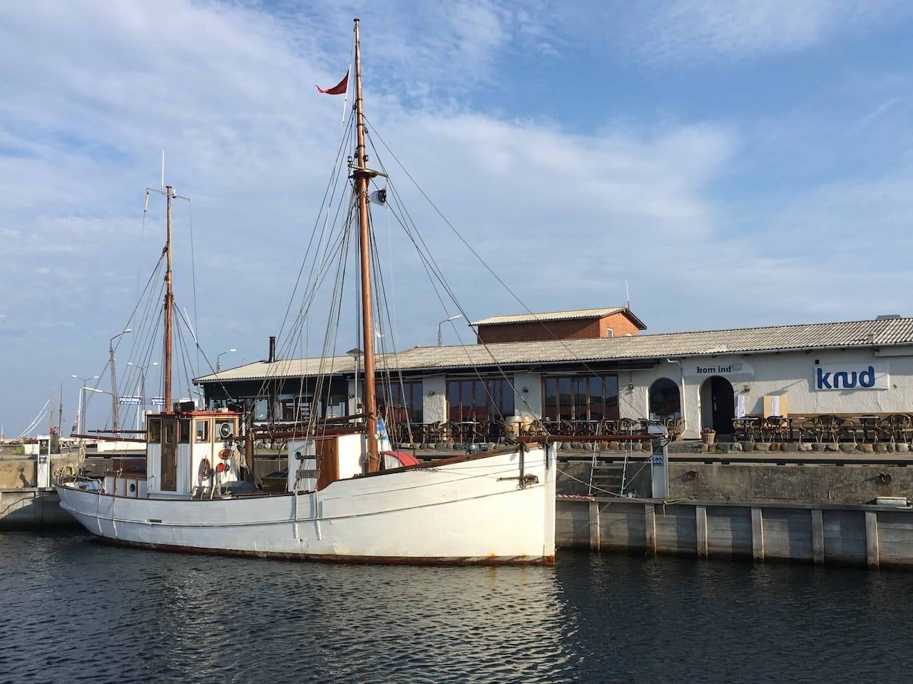 KIVIOQ fik en af de mest iøjnefaldende pladser i Hundested Havn, da den i sommeren 2021 indledte et års gæsteophold i Hundested. Foto: Per Makwarth