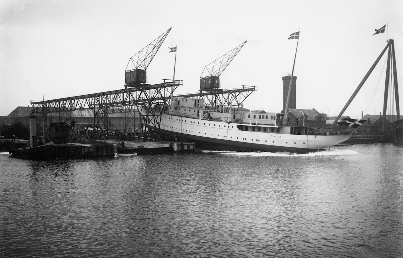 Kongeskibet DANNEBROG søsættes fra Orlogsværftet den 10. oktober 1931. Det nye årti er præget af dieselmotorer, f. eks. i Atlanterhavstrafikken mellem USA og Europa. Fra USA kommer også dønningerne af børskrakket 1929 med hårde tider for småfolk