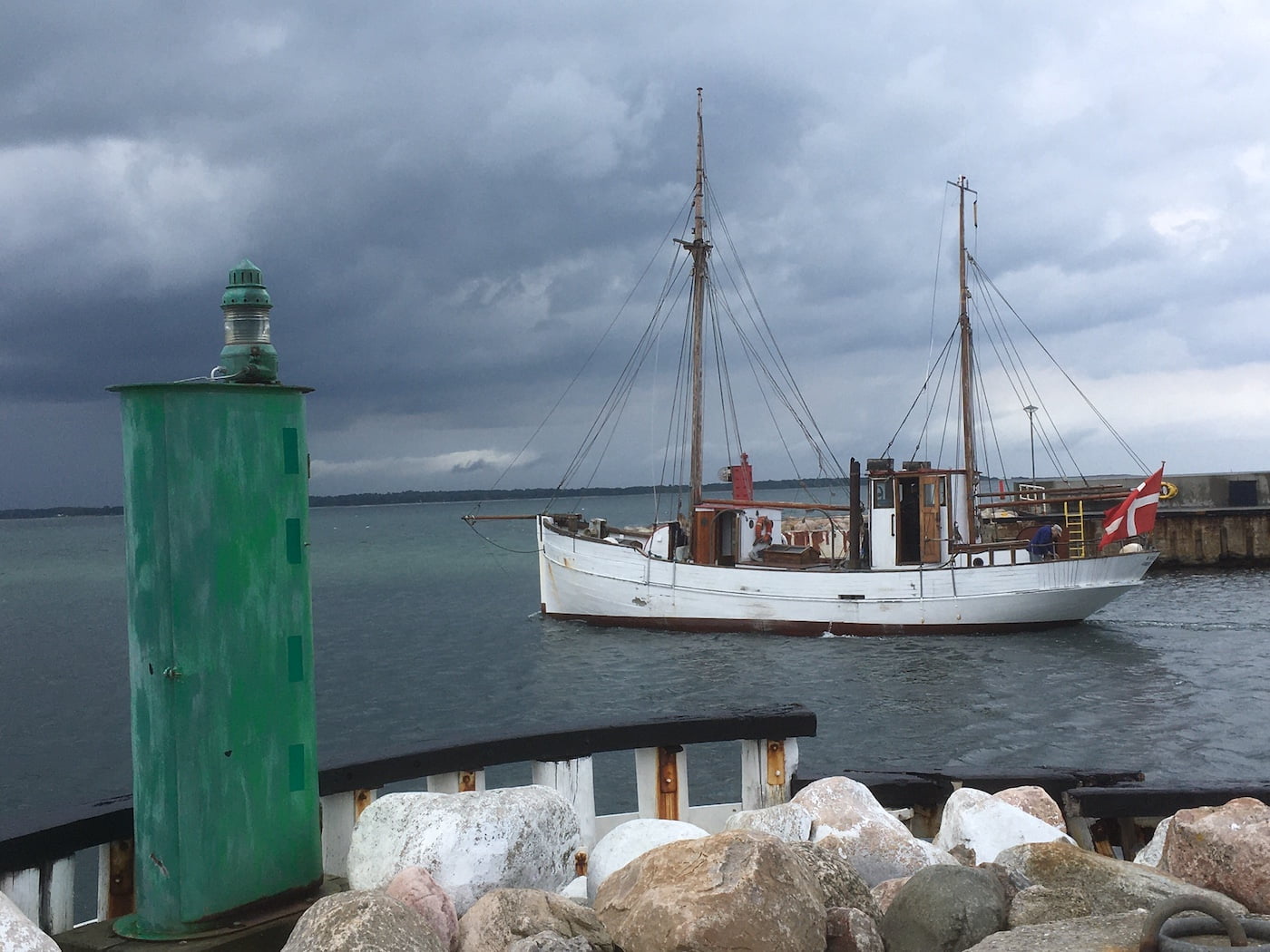 KIVIOQ forlader Hundested Havn 30. maj 2022 med kurs mod Egernsund. Foto: Per Makwarth 