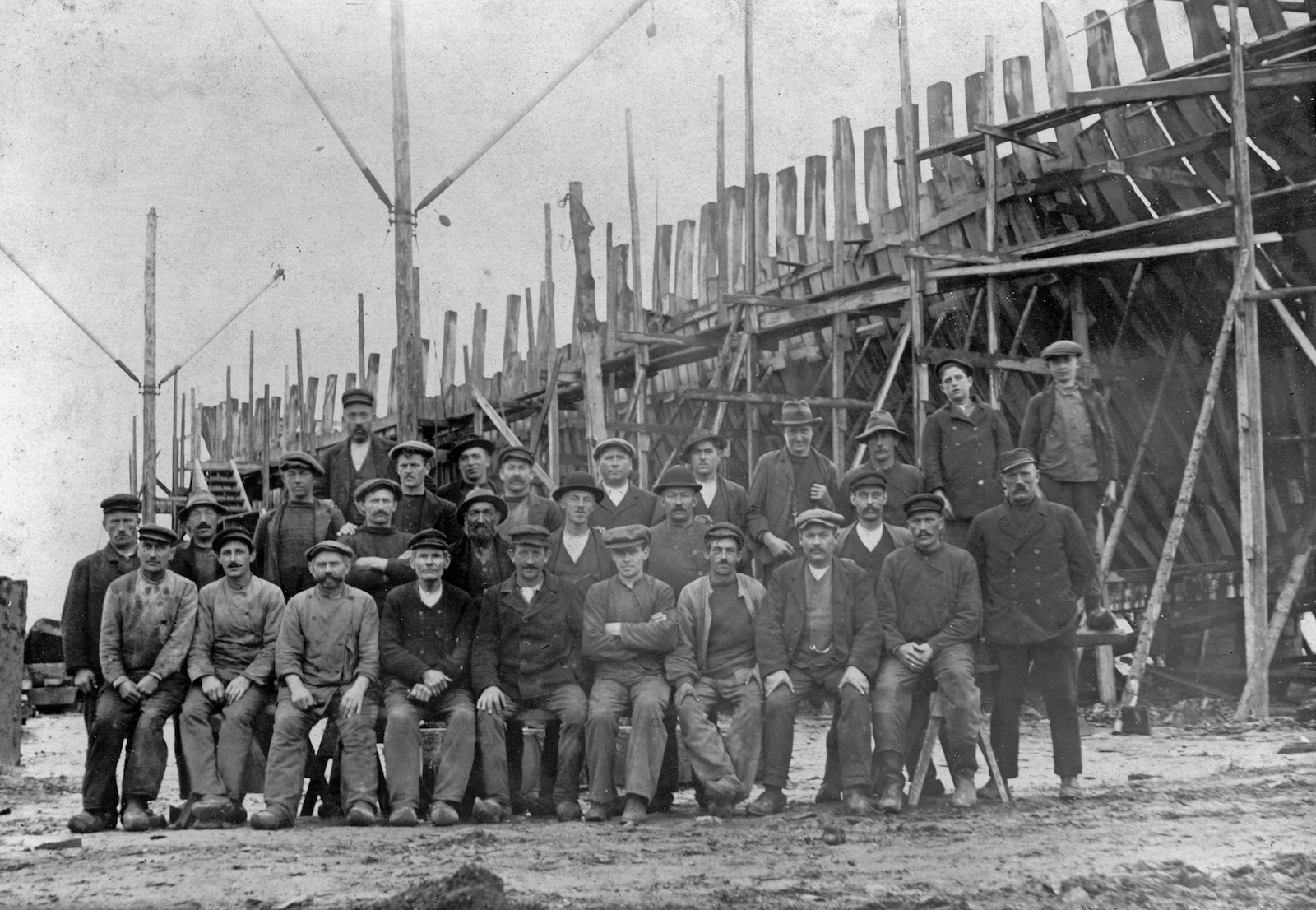 Skibsværftets medarbejdere 1917, sidst i midterste række ejer/skibsbygger Kristian Andersen
Fotograf: ukendt
