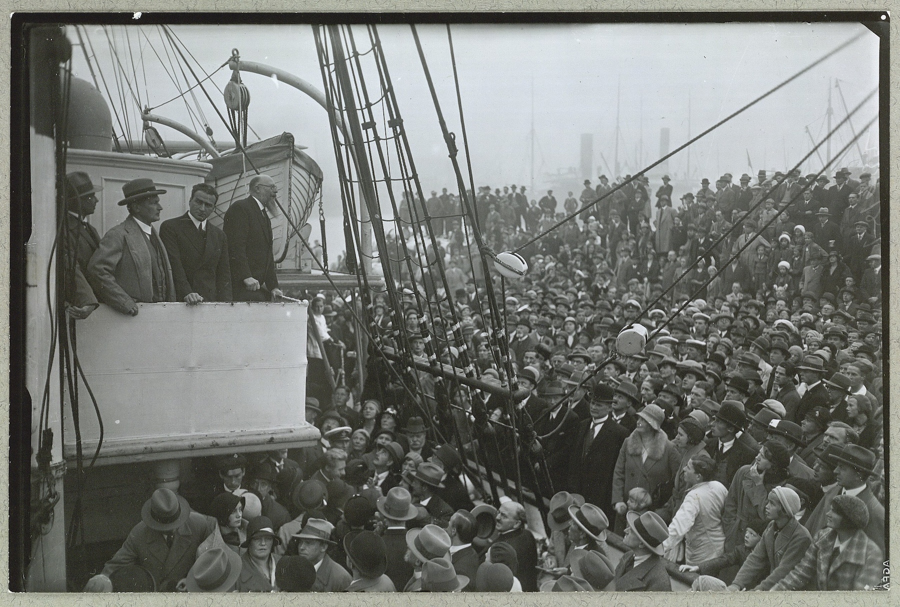 Treaarsekspeditionen 1931-1934 til Østgrønland. Lauge Koch, (1892-1964) og Th. Stauning (1873-1942) samler masserne ved ekspeditionsskibenes ankomst til København i 1932. Fotograf Holger
Damgaard (24.7.1870-15.1.1945) - Det Kgl. Biblioteks billedsamling.