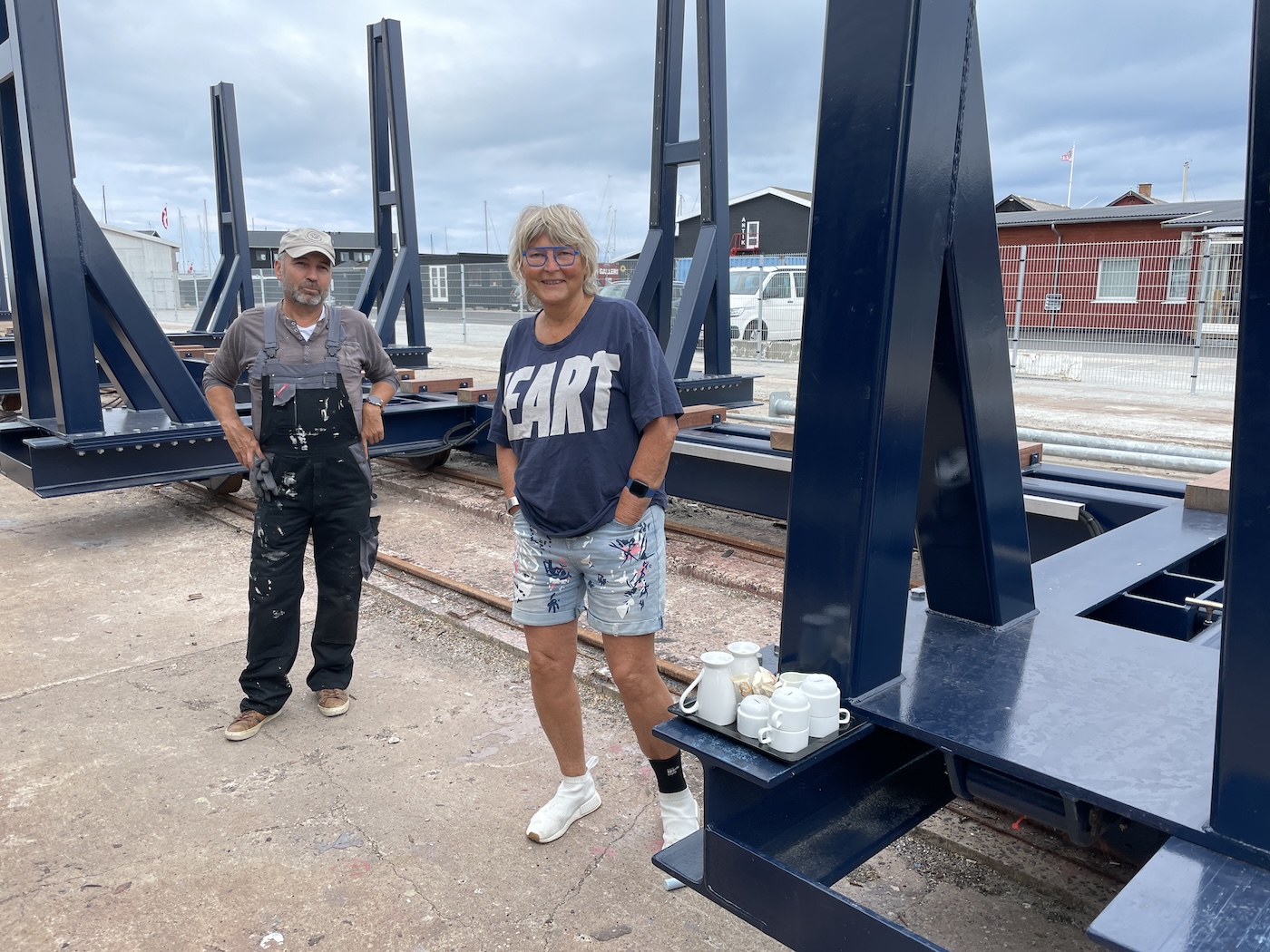 Susanne Liisberg fra galleriet af samme navn kom troligt hver dag med frisk kaffe til de frivillige ved KIVIOQs nødreparation. Til højre en af de frivillige, Gert Lauritsen
