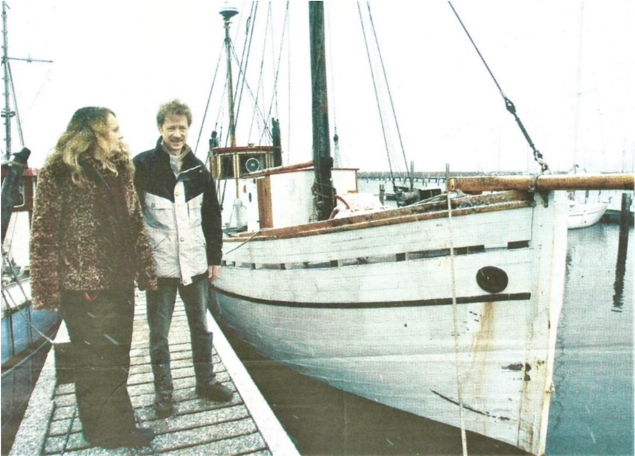 Jutta Carstensen og Uwe Käding foran deres nyerhvervelse i Aabenraa lystbaadehavn. Jydske Vestkysten 12 februar 2006. Jutta Carstensen og Uwe Käding foran deres nyerhvervelse i Aabenraa lystbaadehavn. Jydske Vestkysten 12 februar 2006.